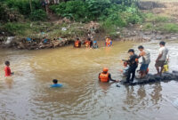 Tim SAR gabungan saat melakukan pencarian korban terseret arus sungai Kampo Sigi.