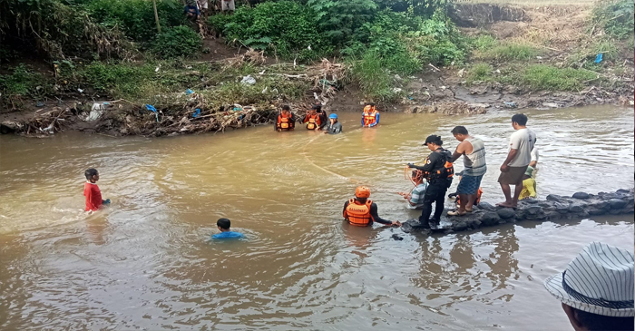 Tim SAR gabungan saat melakukan pencarian korban terseret arus sungai Kampo Sigi.