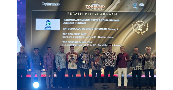 Bupati Lombok Tengah, HL Pathul Bahri saat menerima penghargaan TOP Pembina BUMD Award 2026 dalam ajang TOP BUMD Awards 2026 yang digelar Majalah Top Business bersama MSI Group, di Hotel Raffles Kuningan, Jakarta, Senin (13/4/2026)