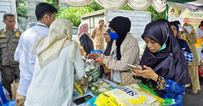 Satpol PP NTB bersama Dinas Pertanian dan Ketahanan Pangan NTB menggelar Gerakan Pangan Murah (GPM) di halaman kantor Satpol PP NTB, Senin (27/4/2026).