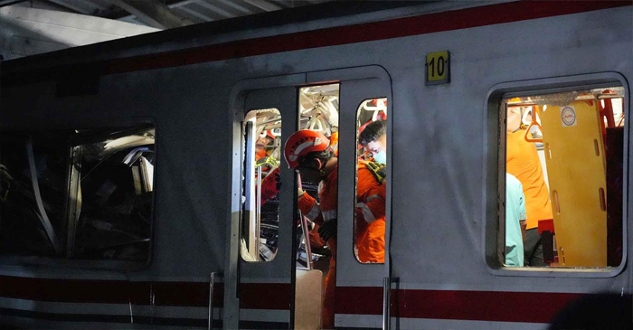 Suasana evakuasi korban kecelakaan kereta api di Bekasi Timur.