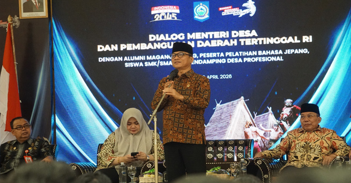 Mendes PDT, Yandri Susanto menyampaikan sambutan saat bertemu ratusan siswa NTB, di Islamic Center Mataram, Kamis (16/4/2026).