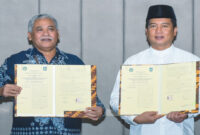 Gubernur NTB, Lalu Muhamad Iqbal (kanan) dan Rektor UNY, Rektor UNY, Prof. Sumaryanto (kiri) saat sama-sama menunjukkan MoU yang telah ditandatangani.