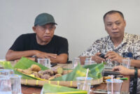 Ketua DPW PSI NTB, Lalu Budi Suryata (kiri) saat rapat matangkan persiapan pelaksanaan Rakorwil PSI NTB 2026.