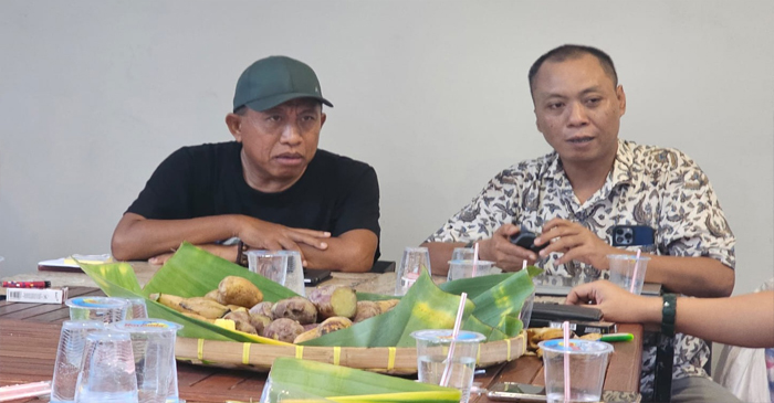 Ketua DPW PSI NTB, Lalu Budi Suryata (kiri) saat rapat matangkan persiapan pelaksanaan Rakorwil PSI NTB 2026.