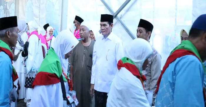 Suasana pelepasan CJH Kloter 2 asal kabupaten Loteng, di halaman Masjid Agung Praya, pada Rabu (22/4/2026).