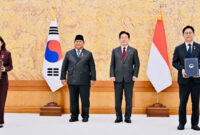 Presiden Prabowo Subianto saat pose bersama usai menyaksikan langsung pertukaran 10 nota kesepahaman (MoU) antara Indonesia dan Republik Korea dalam kunjungan kenegaraan di Cheong Wa Dae, Rabu (1/4/2026).