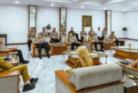 Gubernur NTB, Lalu Muhamad Iqbal saat menerima audiensi tim Praktik Kerja Dalam Negeri (PKDN) peserta didik Sespimti Polri, di ruang kerjanya, Senin (13/4/2026).