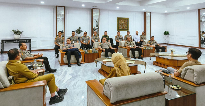 Gubernur NTB, Lalu Muhamad Iqbal saat menerima audiensi tim Praktik Kerja Dalam Negeri (PKDN) peserta didik Sespimti Polri, di ruang kerjanya, Senin (13/4/2026).