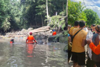 Tim SAR gabungan saat mencari remaja 13 tahun yang hanyut di sungai Kuripan.