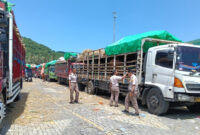 Terlihat fuso pengangkut ternak saat parkir di Pelabuhan Gili Mas, Lombok Barat.