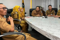 Plt Direktur RSUD NTB, Dr. dr. HL Hamzi Fikri, MM., MARS (tengah) saat di ruang rapat RSUD NTB.