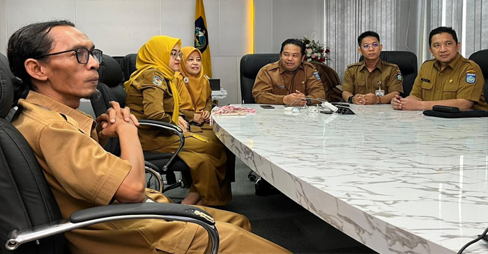 Plt Direktur RSUD NTB, Dr. dr. HL Hamzi Fikri, MM., MARS (tengah) saat di ruang rapat RSUD NTB.