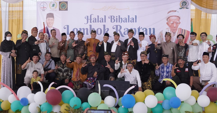 Pose bersama di sela-sela acara halal bihalal Lombok Diaspora yang digelar di Kompleks Yayasan Pondok Pesantren Mi'rajush Shibyan Nahdlatul Wathan (NW) Jakarta, Sabtu (25/4/2026).