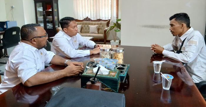 Sekretaris Dinas PUPR NTB, Ilham Ardiansyah (tengah) saat rapat kecil bahas mengenai perbaikan jalan yang rusak akibat banjir.