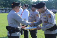 Kapolda NTB, Irjen Pol Edy Murbowo saat memberikan penghargaan kepada personel yang berprestasi.