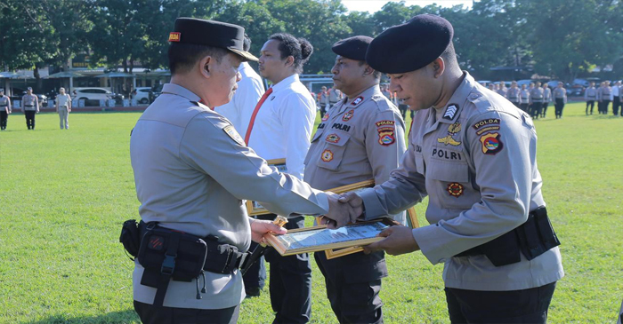 Kapolda NTB, Irjen Pol Edy Murbowo saat memberikan penghargaan kepada personel yang berprestasi.