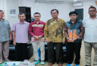 Kabid Pembinaan dan Pengembangan Kepemudaan Dikpora NTB, H. Tarmidzi, S.Kom., ME (dua dari kanan) saat pose bersama Plt Deputi Bidang Pelayanan Kepemudaan Kemenpora RI, Dr. Ir. Hendro Wicaksono, M.Sc., Eng, bersama jajaran Asisten Deputi dan tim ahli di ruang kerja deputi, Selasa (7/4/2026).