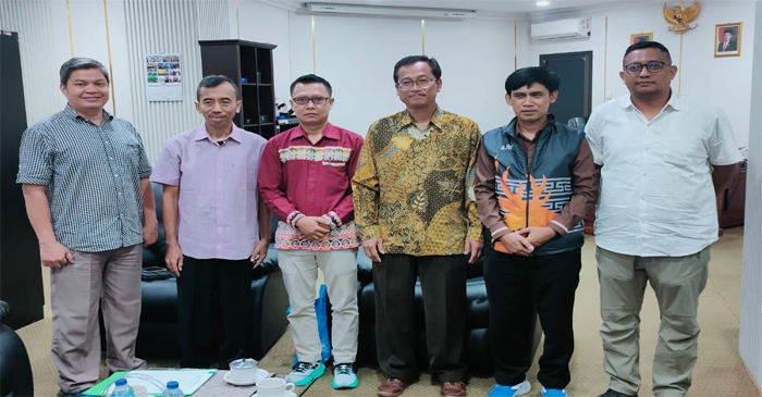 Kabid Pembinaan dan Pengembangan Kepemudaan Dikpora NTB, H. Tarmidzi, S.Kom., ME (dua dari kanan) saat pose bersama Plt Deputi Bidang Pelayanan Kepemudaan Kemenpora RI, Dr. Ir. Hendro Wicaksono, M.Sc., Eng, bersama jajaran Asisten Deputi dan tim ahli di ruang kerja deputi, Selasa (7/4/2026).