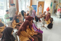 Ini para siswa yang menjadi korban keracunan MBG sedang berada di Puskesmas untuk mendapatkan perawatan.