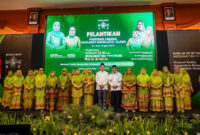 Suasana pose bersama di sela-sela kegiatan Pelantikan Pimpinan Cabang Muslimat NU se-NTB, sekaligus dirangkaikan dengan peringatan Harlah ke-80 Muslimat NU dan Halal Bihalal, yang digelar di Hotel Lombok Raya, Mataram, Minggu (5/4/2026).