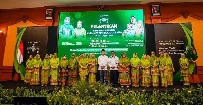 Suasana pose bersama di sela-sela kegiatan Pelantikan Pimpinan Cabang Muslimat NU se-NTB, sekaligus dirangkaikan dengan peringatan Harlah ke-80 Muslimat NU dan Halal Bihalal, yang digelar di Hotel Lombok Raya, Mataram, Minggu (5/4/2026).