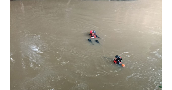 Tim SAR gabungan saat melakukan pencarian remaja 13 tahun yang hanyut di sungai Kuripan, Lombok Barat.