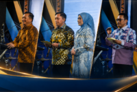 Gubernur NTB, Lalu Muhamad Iqbal, Irjen Pol Edy Murbowo beserta istri, dan Irjen Pol Kalingga Rendra Raharja beserta istri, saat acara pisah sambut Kapolda NTB, di Hotel Lombok Raya Mataram, Senin (25/5/2026). 