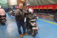 Abdul Rasyid Zaenal saat masih berada di atas kapal ketika hendak sandar di Pelabuhan Tanjung Perak Surabaya, untuk melanjutkan perjalanan touring melalui jalur darat dari Surabaya menuju Jakarta.