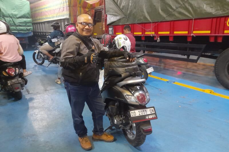Abdul Rasyid Zaenal saat masih berada di atas kapal ketika hendak sandar di Pelabuhan Tanjung Perak Surabaya, untuk melanjutkan perjalanan touring melalui jalur darat dari Surabaya menuju Jakarta.