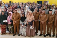 Para korban kebakaran Pasar Pringgabaya pose bersama Bupati Lotim, H. Haerul Warisin usai menerima bantuan.