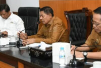 Bupati Lotim, H. Haerul Warisin (tengah) didampingi Sekda Lotim, HM Juaini Taofik (kanan) saat menerima tim pemeriksa BPK RI Perwakilan Provinsi NTB.