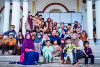 Gubernur NTB, Lalu Muhamad Iqbal saat pose bersama anak-anak, di Masjid Jami Al-Ihsan, Desa Padasuka, pada Sabtu (9/5/2026).