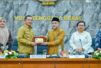 Wakil Ketua DPD RI, Tamsil Linrung (tiga dari kanan) saat memberikan cinderamata kepada Gubernur NTB, Lalu Muhamad Iqbal (dua dari kiri).