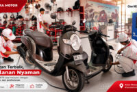 Petugas bengkel rermi Astra Motor NTB yakni AHASS saat mengecek kondisi ban motor milik pengendara.
