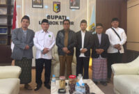 Suasana pose bersama di sela-sela kegiatan audiensi dan silaturahim jajaran pengurus inti FKSPP Lombok Timur dengan Bupati Lombok Timur, H. Haerul Warisin, di Kantor Bupati Lombok Timur, Selasa (9/6/2026).