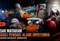 Tim SAR gabungan saat mengevakuasi pendaki yang mengalami hipotermia di Bukit Savana Dandaun Sembalun, Kabupaten Lombok Timur.
