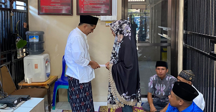 Tahanan Polres Lombok Timur resmi menikah di balik jeruji besi dengan sang kekasihnya, Selasa (7/7/2026).