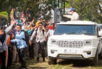 Presiden Prabowo Subianto menyapa warga Lombok Barat, saat menuju Bendungan Meninting, di Kabupaten Lombok Barat, Jumat (10/7/2026).