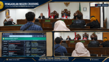 Suasana sidang perkara tindak pidana khusus Nomor 247/Pid.Sus/2026/PN Ckr terhadap terdakwa ST Rogaya binti H. Rofiun dengan agenda pembacaan putusan sela oleh Majelis Hakim PN Cikarang, pada Senin (20/7/2026).