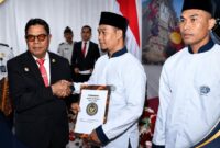 Bupati Lombok Timur, H. Haerul Warisin saat menyerahkan remisi umum kepada Narapidana, di Lapas Kelas IIB Selong, Senin (17/8/2026).