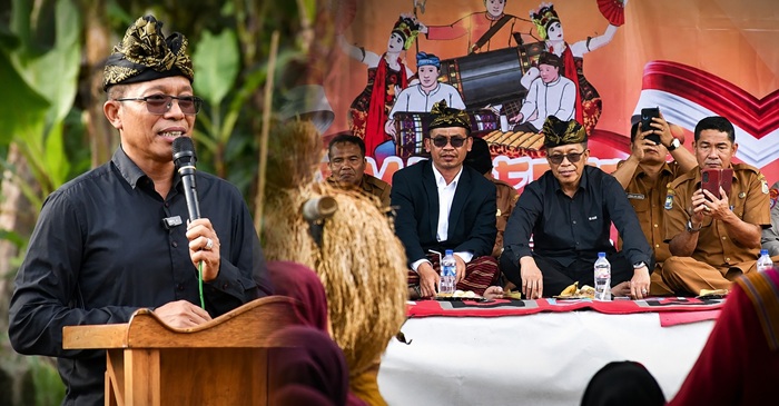 Suasana pembukaan Jeruk Manis Festival IV oleh Sekda Lombok Timur, HM. Juaini Taofik, di Lapangan Desa Jeruk Manis, Kecamatan Sikur, Kabupaten Lombok Timur, pada Selasa (11/8/2026).