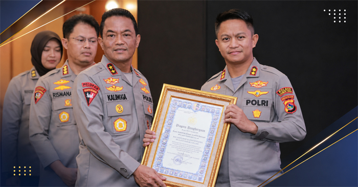 Kapolres Lombok Timur, AKBP Ariakta Gagah Nugraha, S.I.K., M.H., (kanan) saat menerima Penghargaan Predikat A Pelayanan Prima dari Kapolri yang diserahkan langsung oleh Kapolda NTB, Irjen Pol Kalingga Rendra Raharja, S.E., S.I.K., M.H.