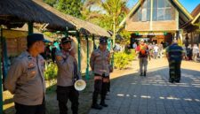 Kapolsek Sembalun, IPTU Lalu Subadri, bersama Ka. SPKT I dan sejumlah personel Polsek Sembalun saat turun langsung melakukan patroli sekaligus memberikan edukasi kepada masyarakat, pengunjung, dan para pendaki agar tidak melakukan aktivitas yang dapat memicu kebakaran di kawasan Gunung Rinjani, pada Selasa (11/8/2026).