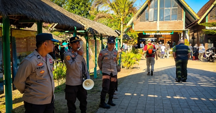Kapolsek Sembalun, IPTU Lalu Subadri, bersama Ka. SPKT I dan sejumlah personel Polsek Sembalun saat turun langsung melakukan patroli sekaligus memberikan edukasi kepada masyarakat, pengunjung, dan para pendaki agar tidak melakukan aktivitas yang dapat memicu kebakaran di kawasan Gunung Rinjani, pada Selasa (11/8/2026).