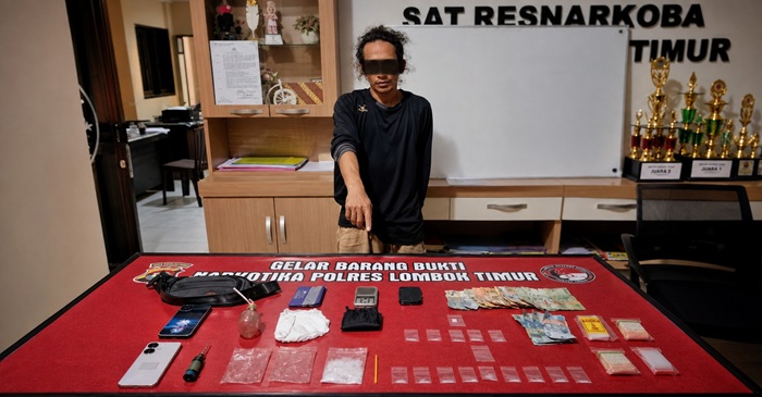 Ini terduga pengedar sabu 26,44 gram yang berhasil dibekuk Satresnarkoba Polres Lombok Timur, di Hotel Dewi Tunjung Biru, Desa Labuhan Pandan, Kecamatan Sambelia, Kabupaten Lombok Timur.